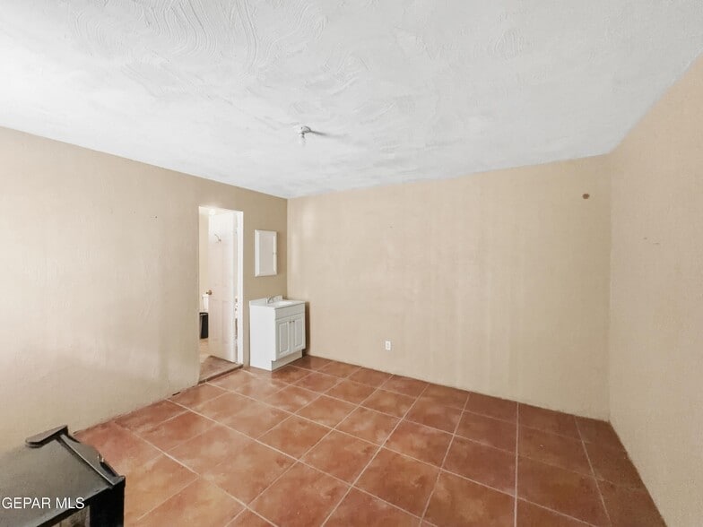 More Photos Of 2201 Texas Ave, El Paso Warehouse For Sale