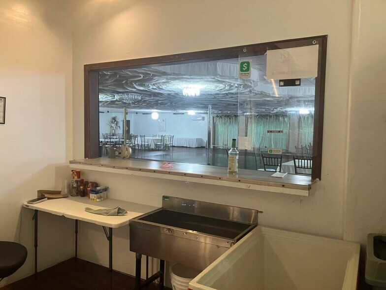 More Photos Of 4500 West Ave, San Antonio General Retail For Lease