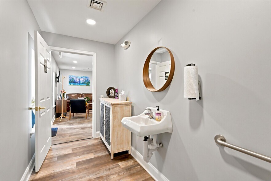 More Photos Of 103 Garris Rd, Downingtown Medical For Sale