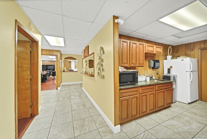 More Photos Of 1313 Cedar Post Ln, Houston Warehouse For Sale