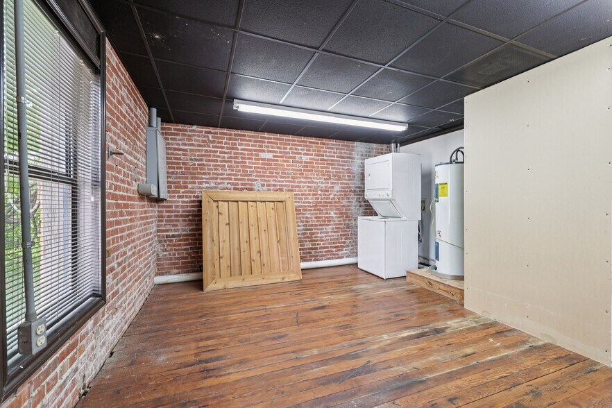 More Photos Of 113 N Main St, Moulton Bar For Sale