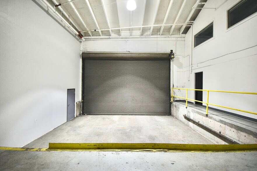 More Photos Of 2200 SE Mailwell Dr, Milwaukie Warehouse For Lease