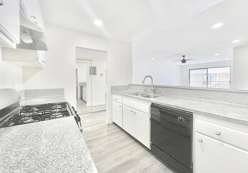 More Photos Of 7437 Haskell Ave, Van Nuys Apartments For Sale