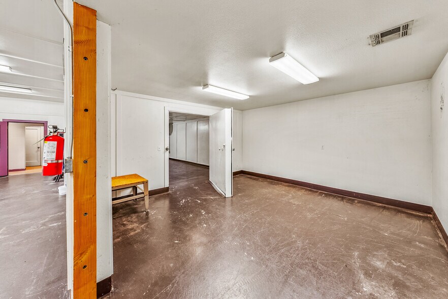 More Photos Of 211 Front St, Central Point General Retail For Sale