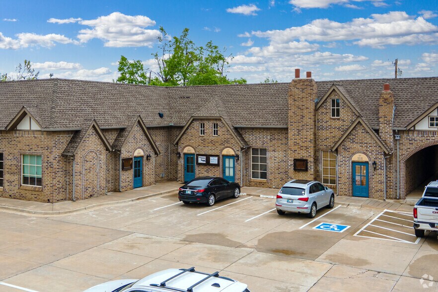 More Photos Of 307 E Danforth Rd, Edmond Office Residential For Sale
