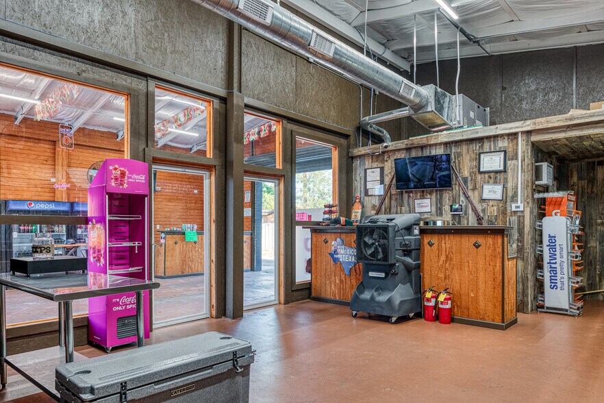 More Photos Of 607 W Gibbs St, Del Rio General Retail For Sale