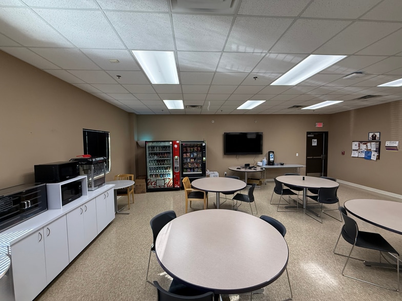 More Photos Of 2501 SE Otis Corley Dr, Bentonville Flex For Lease