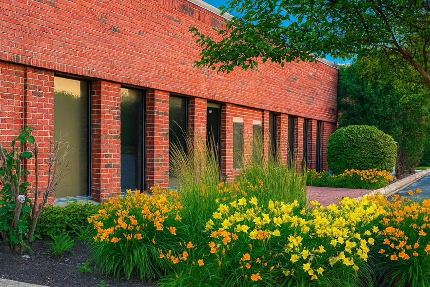 More Photos Of 2280 Hicks Rd, Rolling Meadows Unknown For Lease