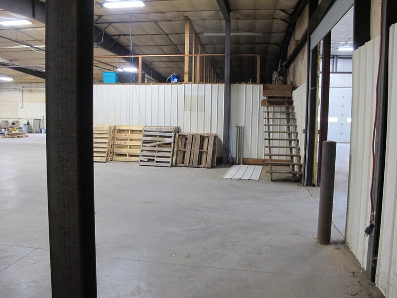 More Photos Of 713 E Main St, Waukon Manufacturing For Sale