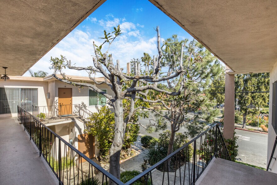 More Photos Of 3945 Frances Ave, Los Angeles Multifamily For Sale