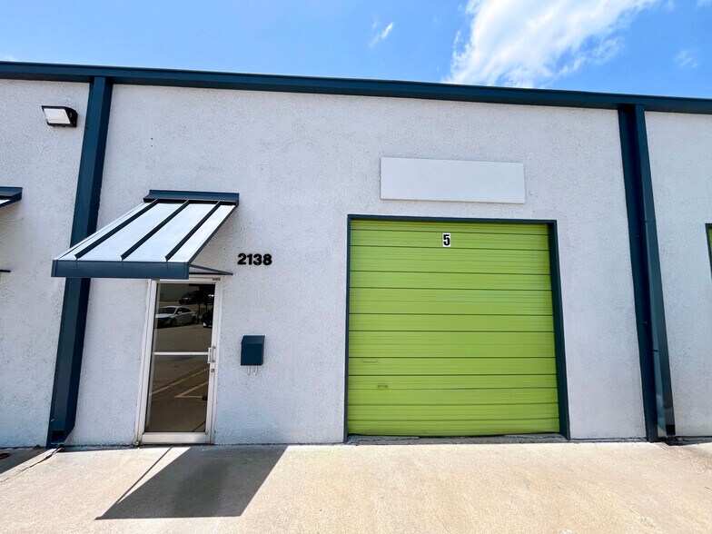 More Photos Of 2131-2163 Corzine Dr, Arlington Showroom For Lease