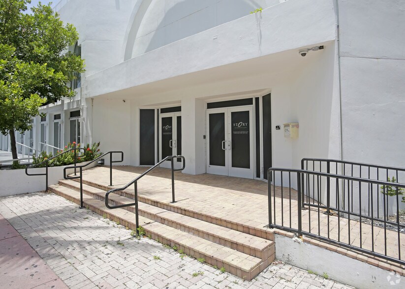 More Photos Of 124-136 Collins Ave, Miami Beach Bar For Lease