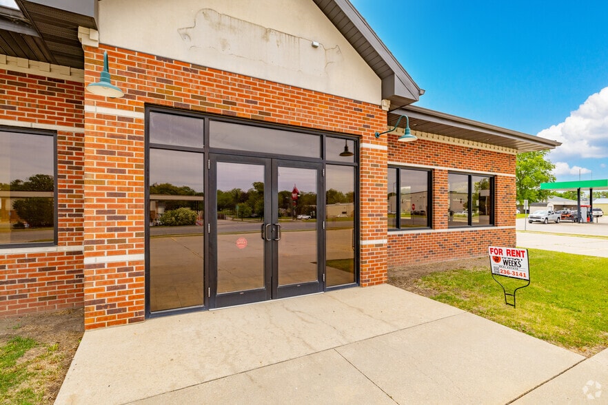 More Photos Of 101 N Front St, Montezuma General Retail For Lease