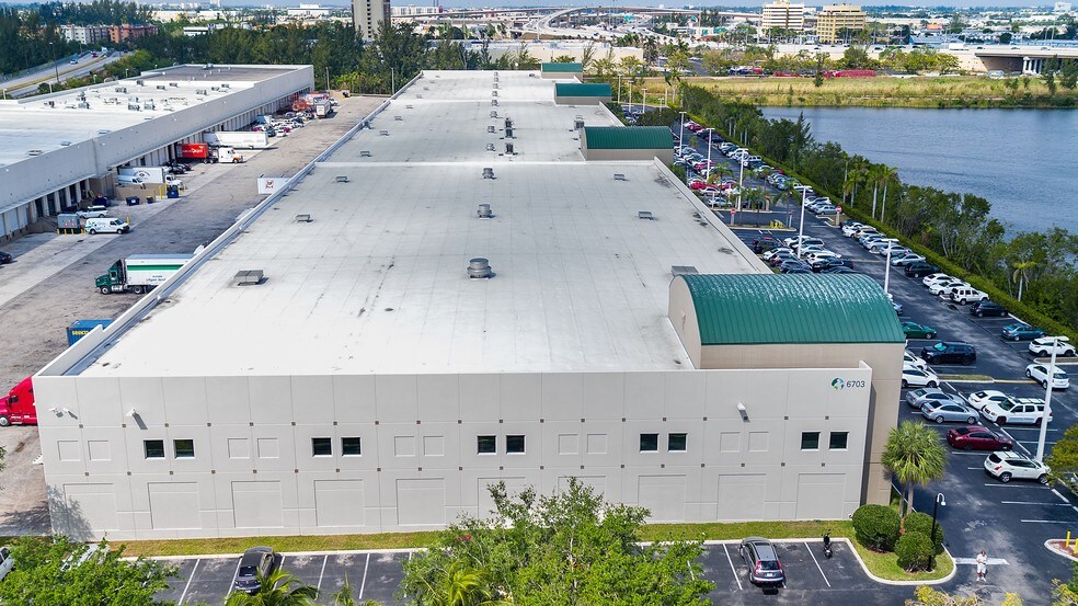 More Photos Of 6703 NW 7th St, Miami Warehouse For Lease