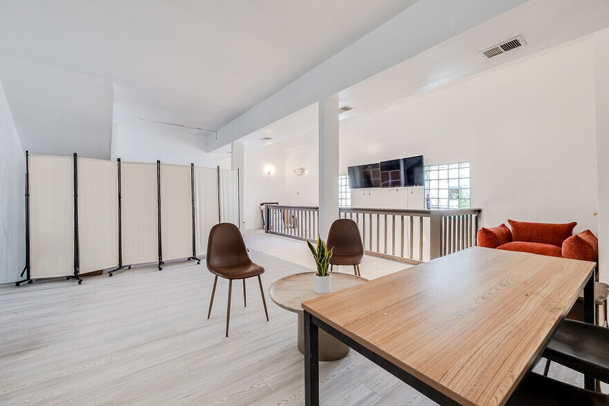 More Photos Of 302 W Victory Dr, Savannah Freestanding For Sale