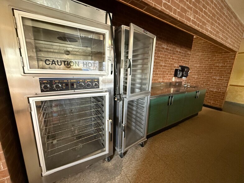 More Photos Of 304 S Obannon St, Raymond Fast Food For Lease