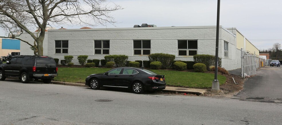 More Photos Of 800-820 Shames Dr, Westbury Warehouse For Lease