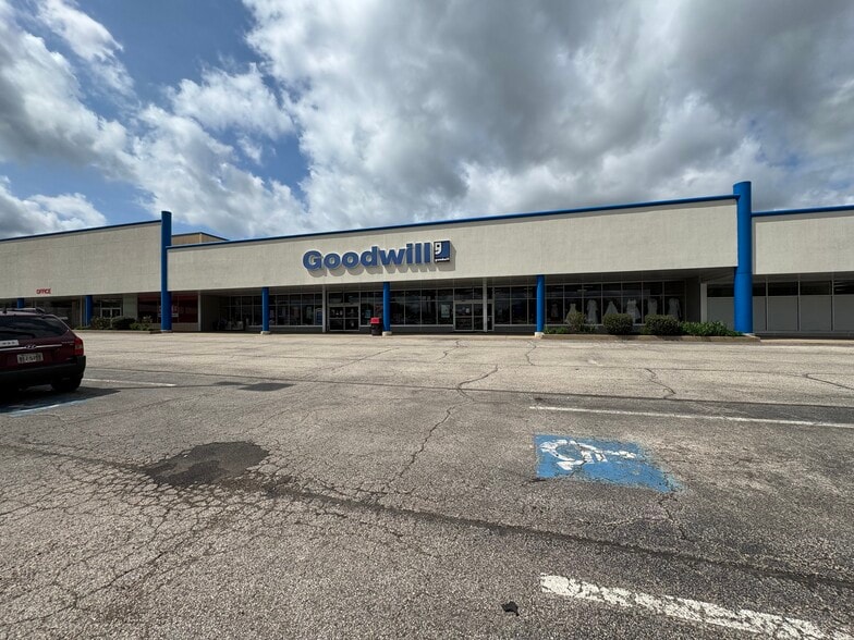 More Photos Of 1500-1540 Canton Rd, Akron General Retail For Lease