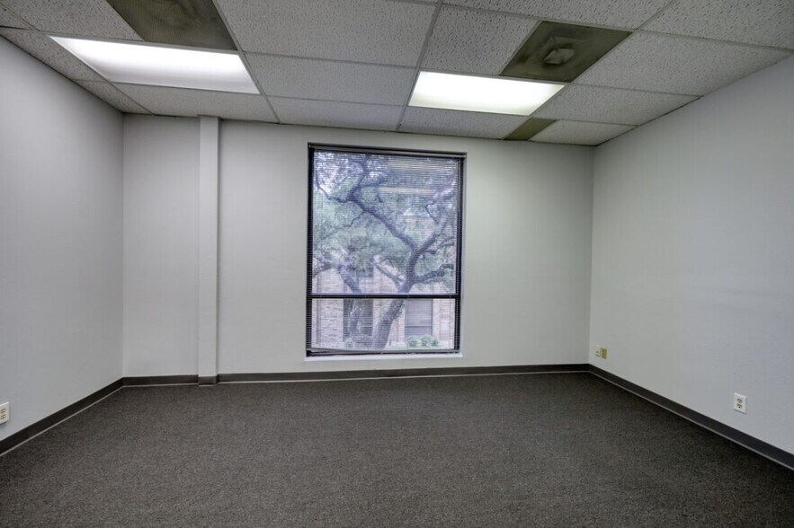More Photos Of 2929 Mossrock Dr, San Antonio Office For Lease