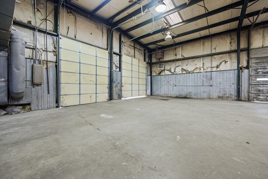 More Photos Of 504 S Harper Rd, Corinth Showroom For Sale