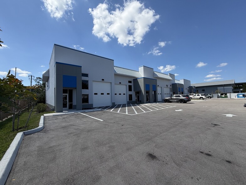 More Photos Of 3920 Tollhouse Dr, Naples Showroom For Lease