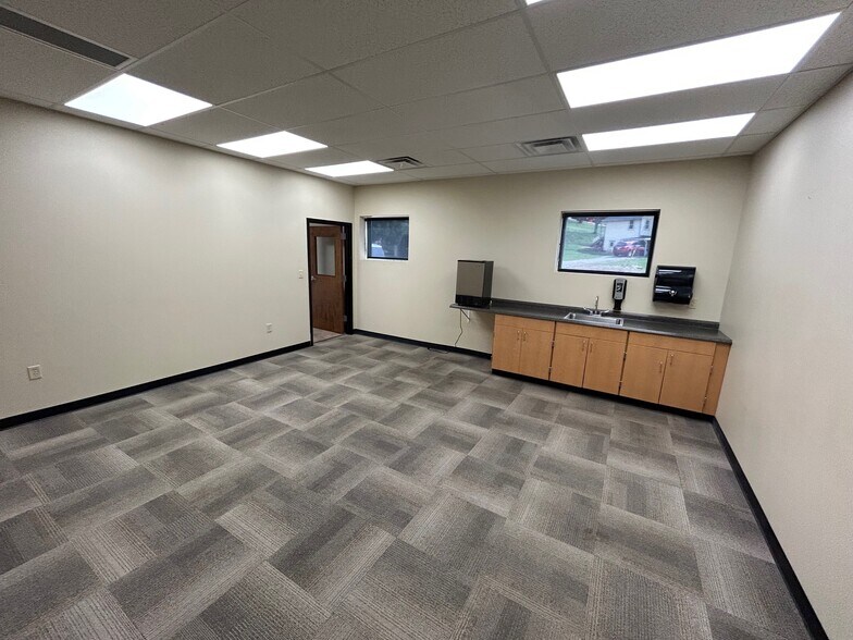 More Photos Of 101 Rathbone Rd, Marietta Flex For Sale