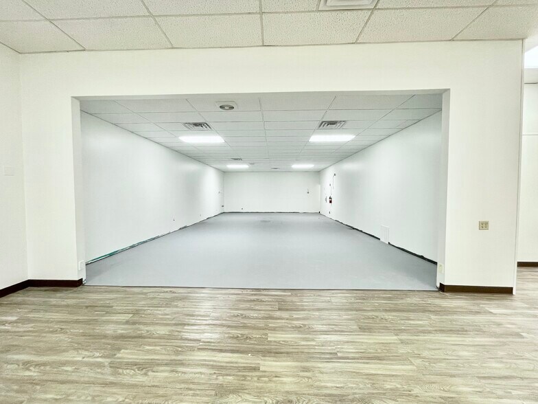 More Photos Of 7358 N Cherryvale Mall Dr, Rockford Storefront Retail Office For Lease