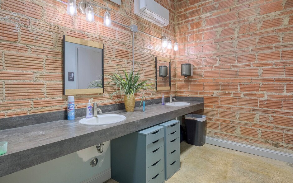 More Photos Of 2302 Main St, Waller Office For Sale