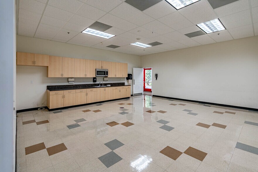 More Photos Of 314-320 E Avenue K6, Lancaster Industrial For Lease