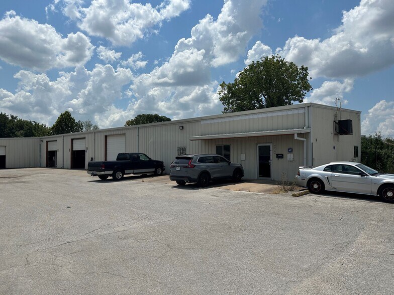 More Photos Of 4939 Milwee St, Houston Warehouse For Lease