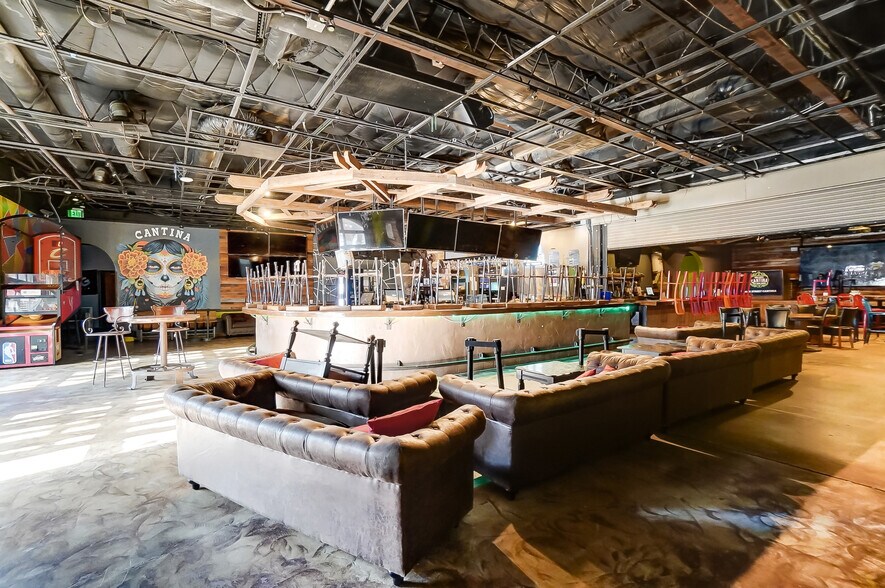 More Photos Of 491 Park St, Columbus Bar For Lease