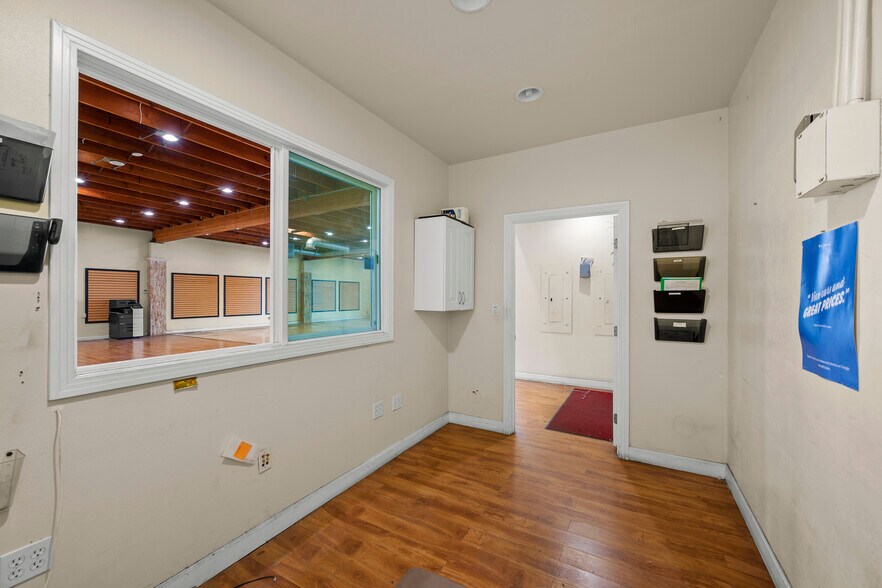 More Photos Of 7865 Balboa Ave, San Diego Freestanding For Lease