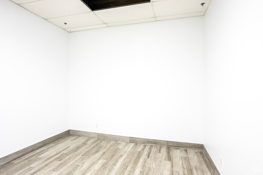 More Photos Of 10008-10022 167 St NW, Edmonton Showroom For Sale