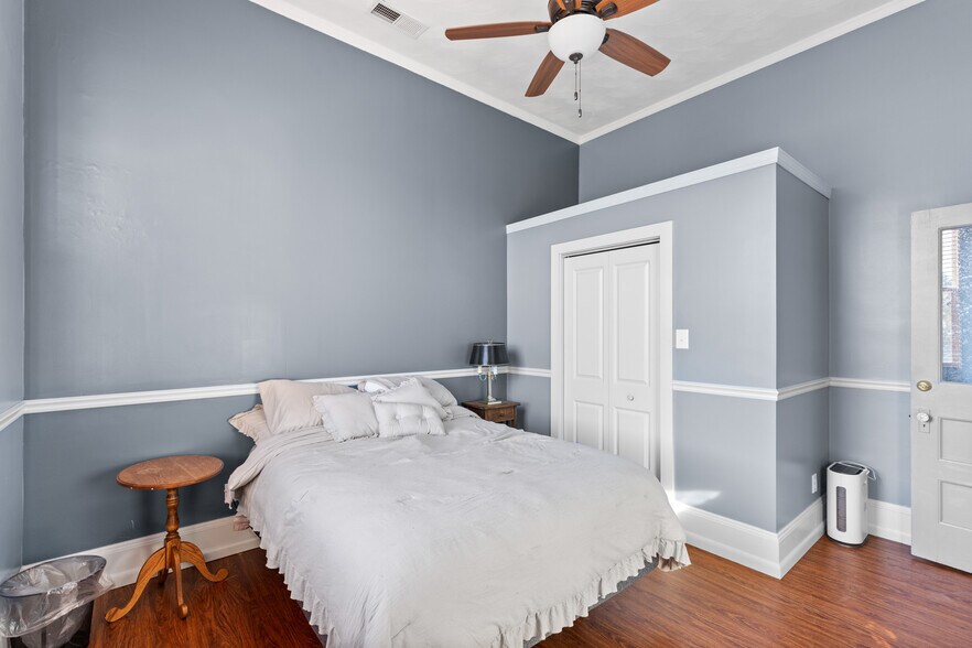 More Photos Of 2200 Union St, Bellaire Warehouse For Sale