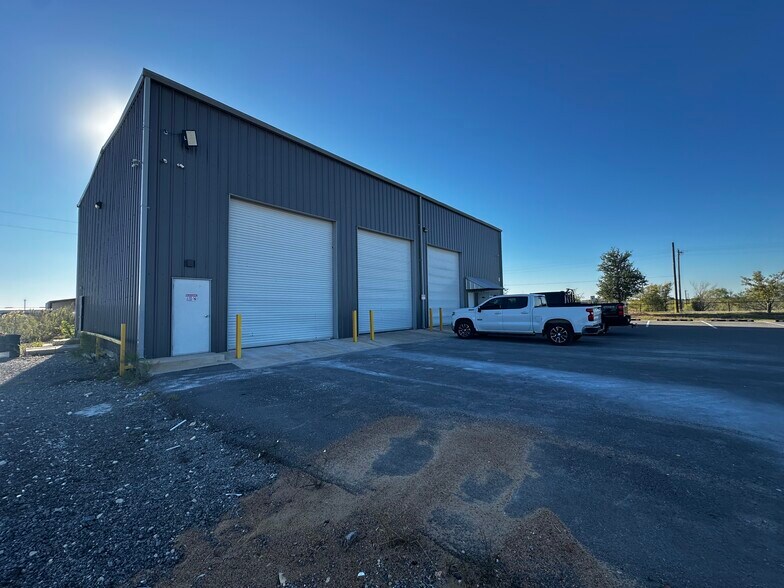 More Photos Of 11721 Von Quintus Rd, Austin Flex For Lease