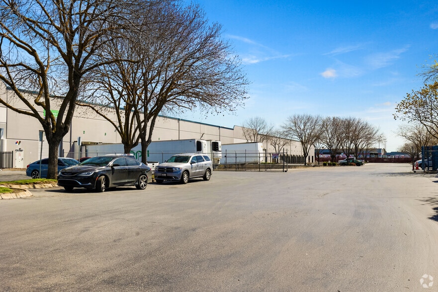More Photos Of 3632 Petersen Rd, Stockton Manufacturing For Lease