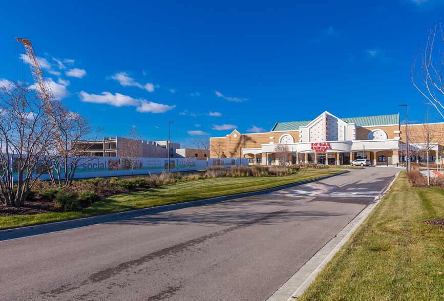More Photos Of 300 Parkway Dr, Lincolnshire Movie Theatre For Lease