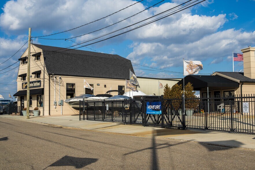 More Photos Of 13-19 Post Pl, Babylon Marina For Sale