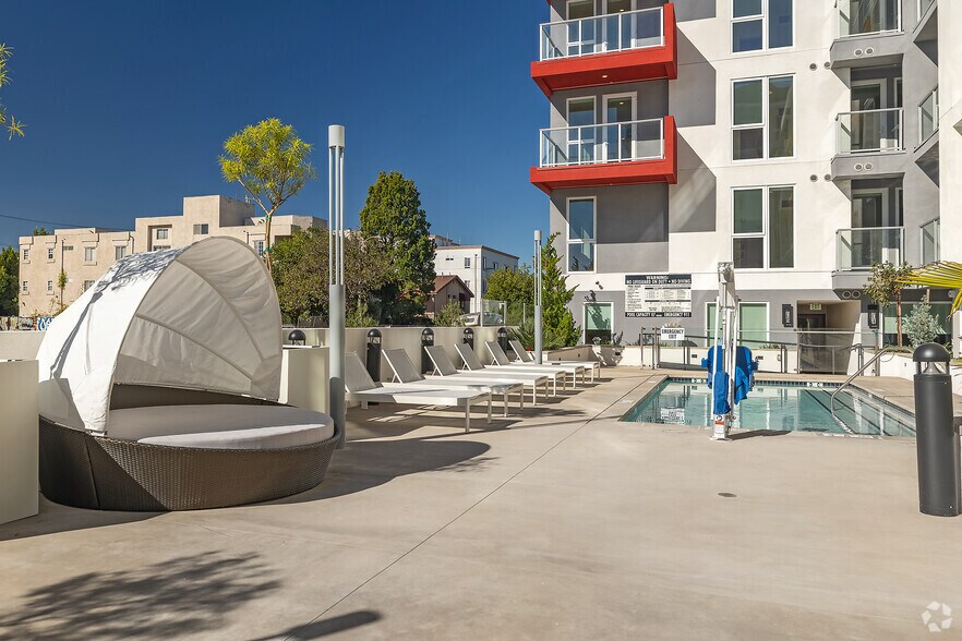 More Photos Of 988 S Manhattan Pl, Los Angeles Apartments For Lease