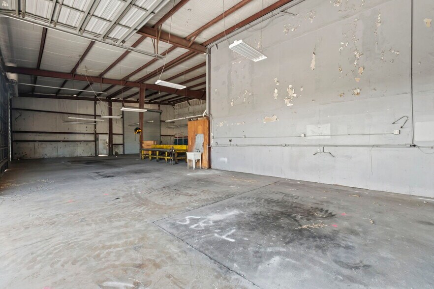 More Photos Of 290 Wonder World Dr, San Marcos Warehouse For Lease
