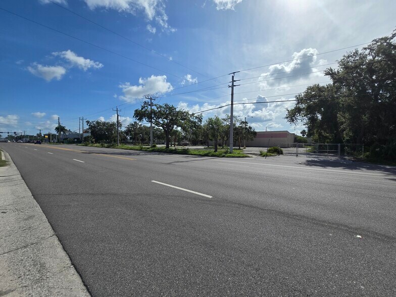 More Photos Of 4445 26th St W, Bradenton Supermarket For Lease