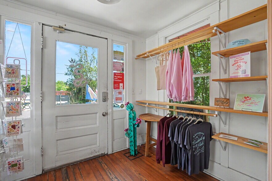 More Photos Of 17 W 41st St, Savannah Freestanding For Sale