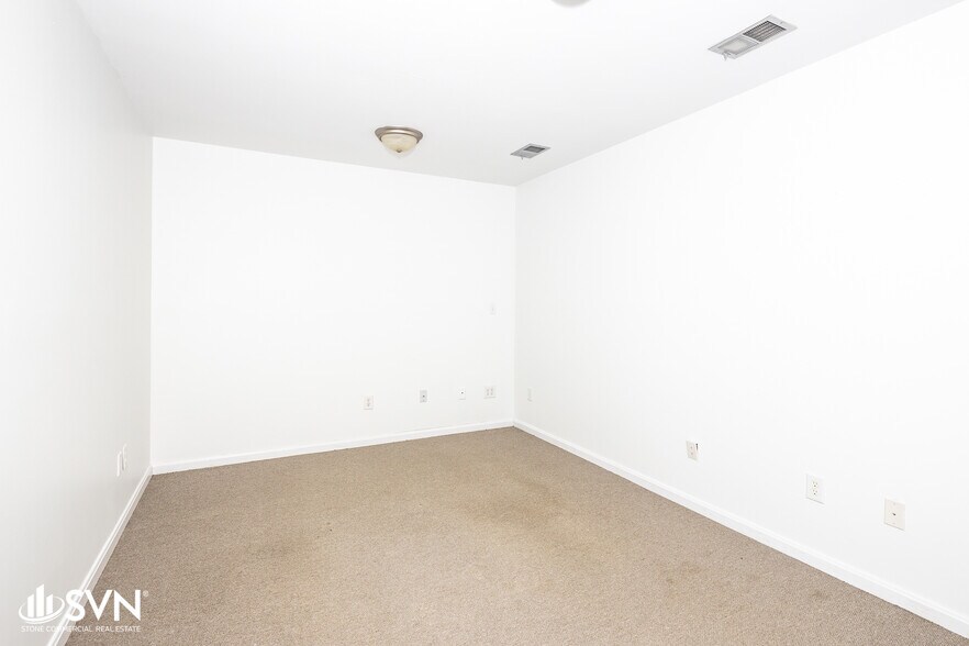 More Photos Of 3493 Lansdowne Dr, Lexington Office For Lease