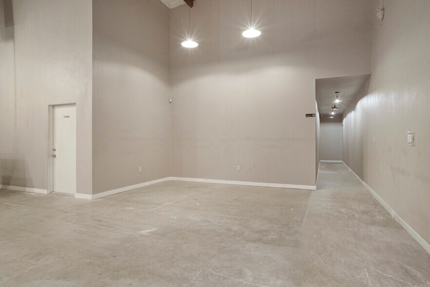 More Photos Of 16102-16104 University Oak, San Antonio Light Distribution For Lease