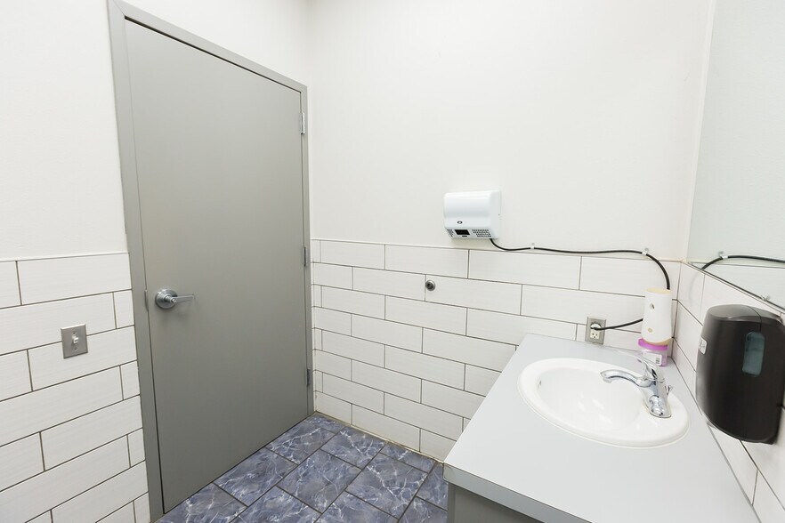 More Photos Of 1140 Kermit St, Plainview Restaurant For Sale