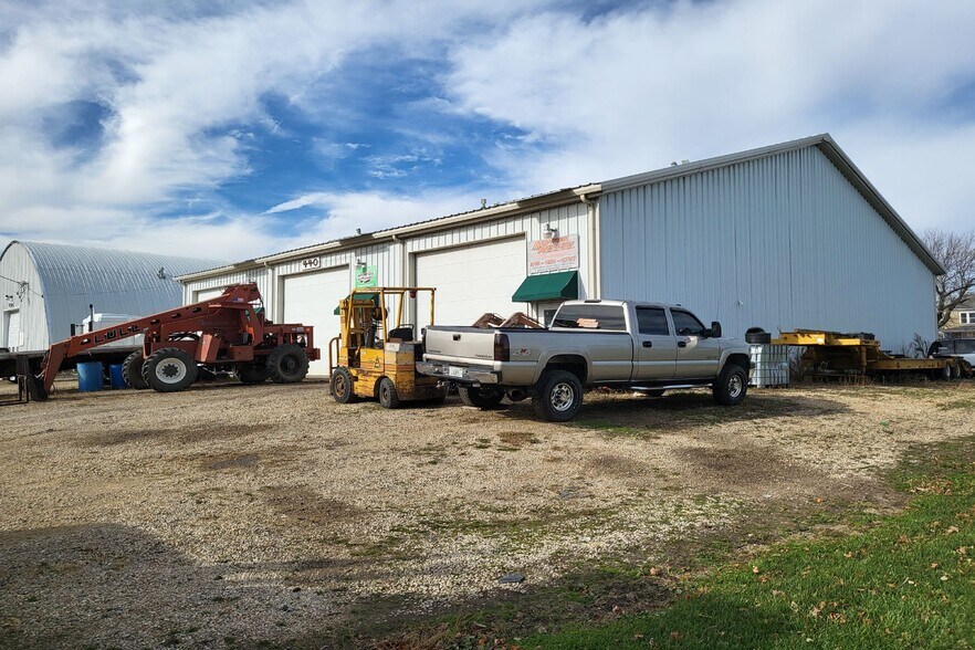 More Photos Of 420-440 E Lundy Ln, Leland Warehouse For Lease