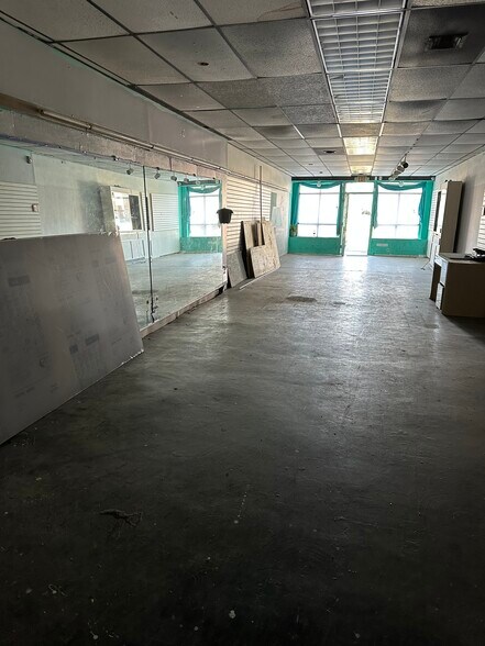 More Photos Of 1192 Yorkship Sq, Camden Storefront Retail Residential For Lease