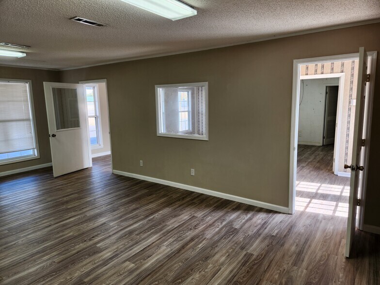 More Photos Of 700 W Grand Ave, Rainbow City General Retail For Lease