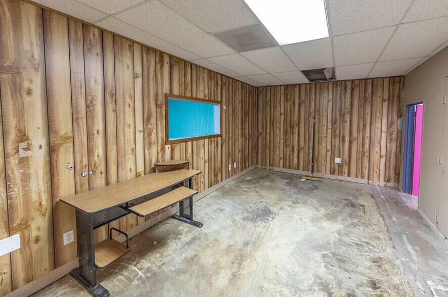 More Photos Of 4615-4617 50th St, Lubbock Freestanding For Sale