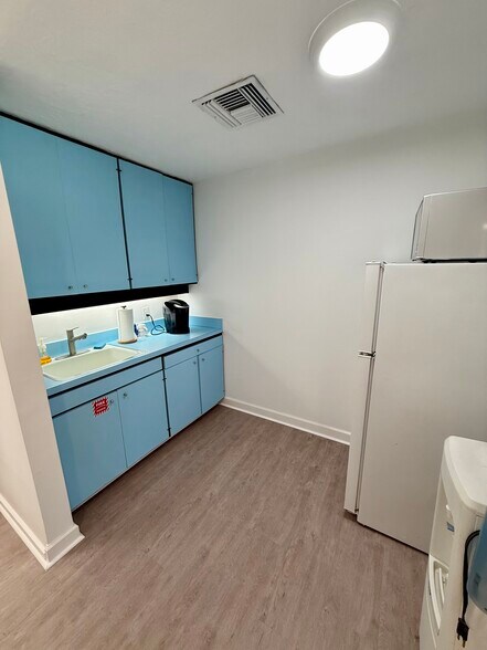 More Photos Of 2155 Main St, Sarasota Medical For Lease